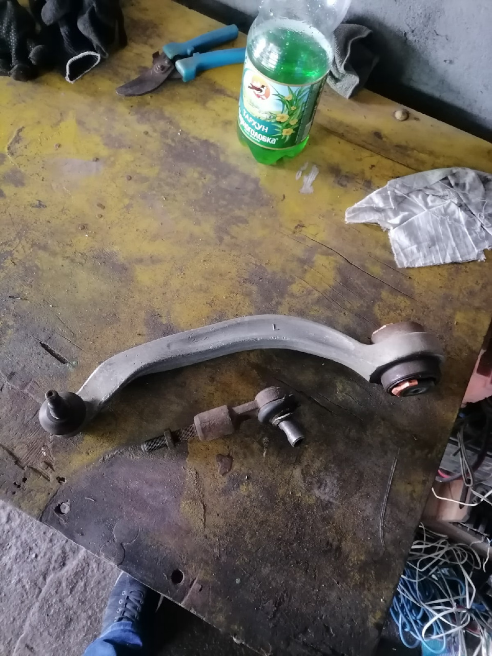 Замена рулевых наконечников и левого рычага — Audi A4 (B5), 1,6 л, 1996 ...