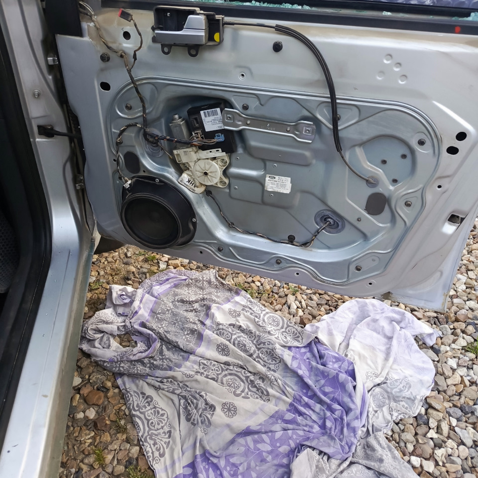 Молчание и улыбка это два мощных оружия. Забавные высказывания. Смешные высказывания. Люди найдут вам замену. Надо жить.