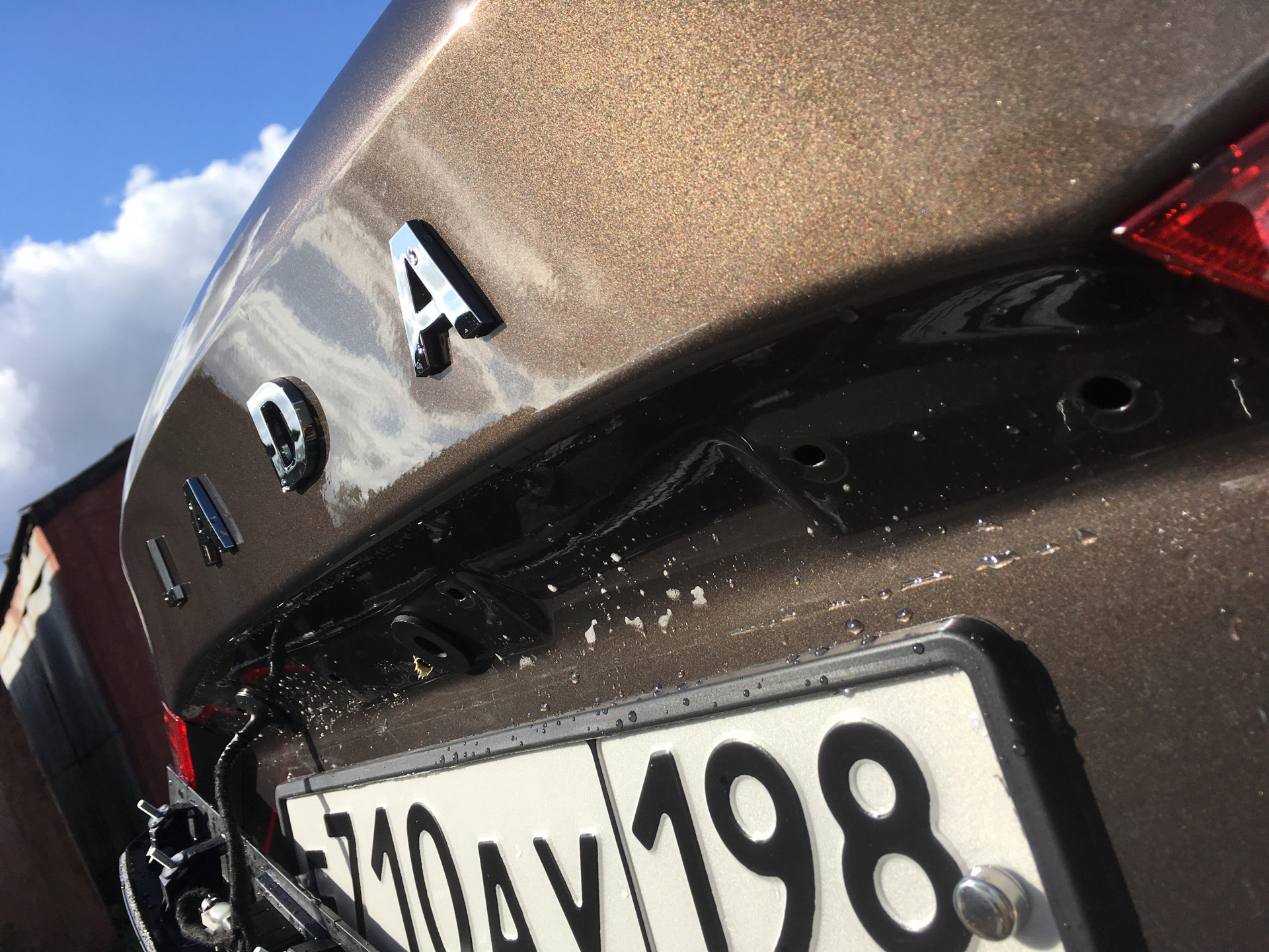 Как снять накладку крышки багажника веста "Сабля " багажника - Lada Vesta, 1,6 л, 2019 года своими руками DRIVE2