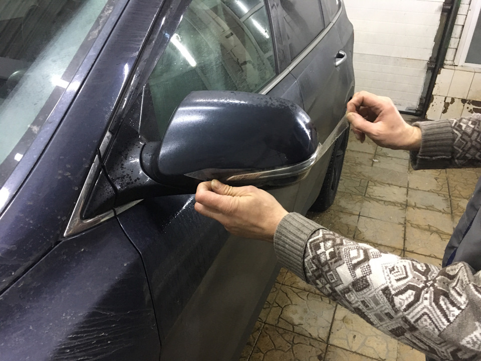 Заклеил карпетом бардачки в консоли между сиденьями и перчаточный ящик ...