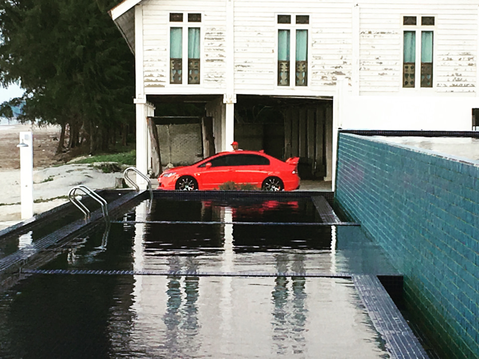 На территории отеля местные — Honda Civic 4D (8G)