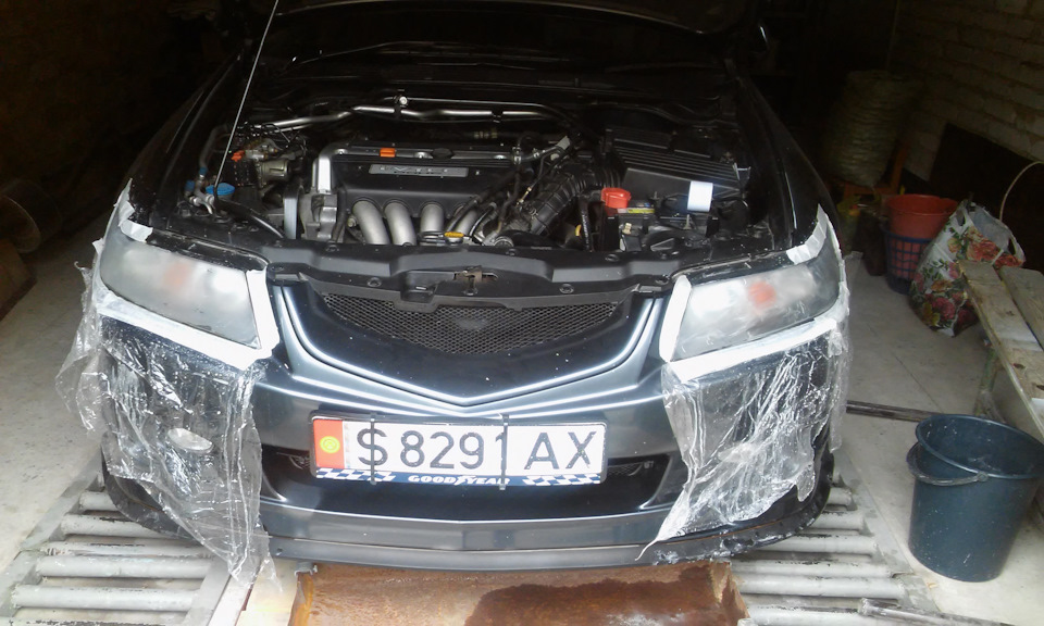 Чистка фар, вид после 1000 наждачки — Honda Accord (7G)