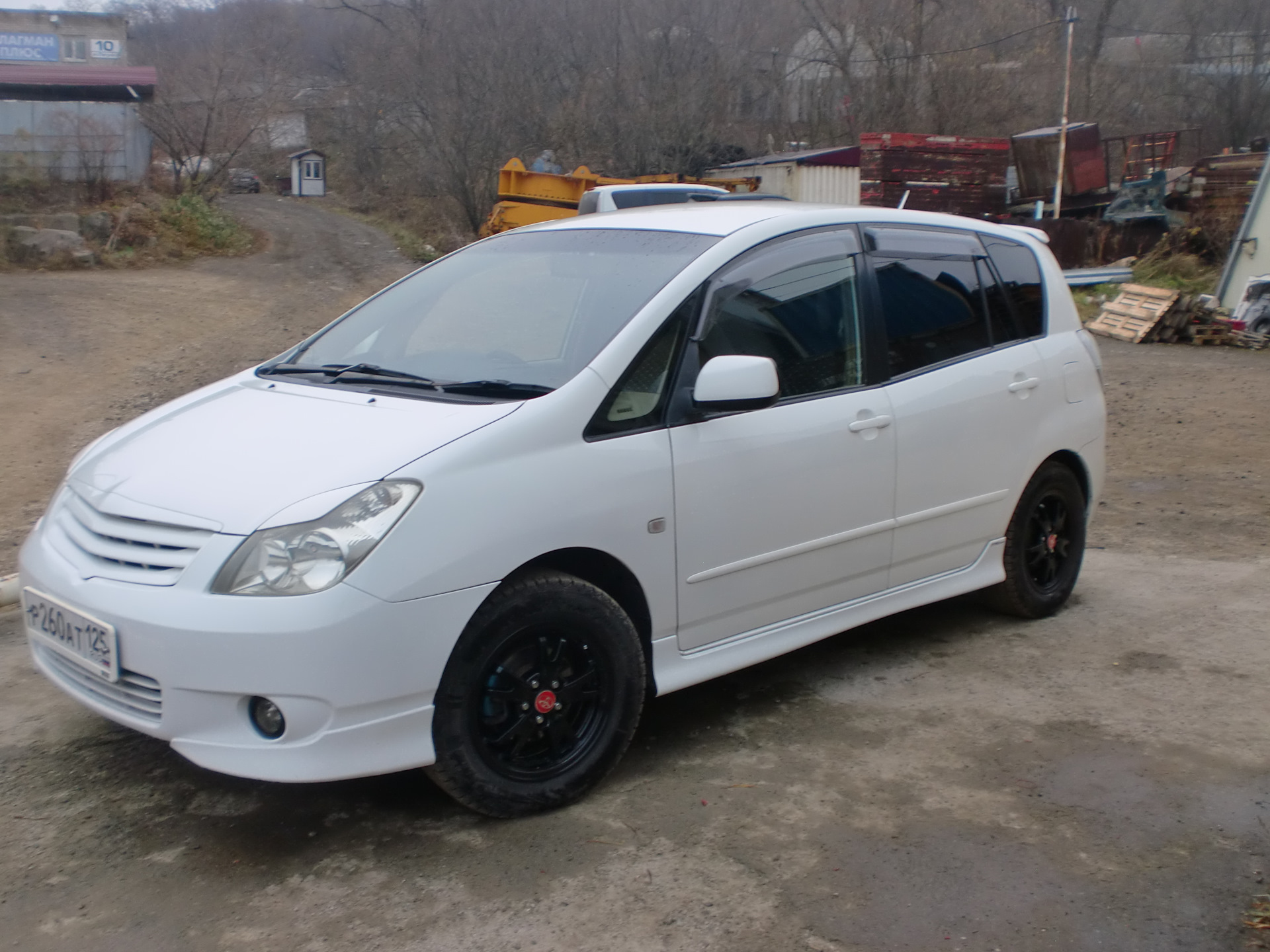 Королла спасио 121 кузов. Королла Спасио 121. Тойота Спасио 2002. Toyota Spacio 2001 2 поколение в обвесе. Тойота Спасио на 17 дисках.