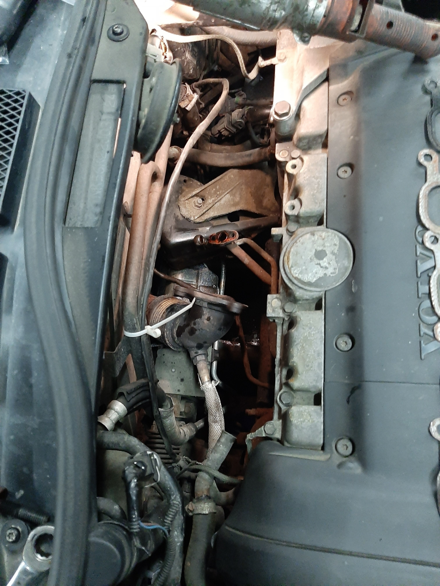 Замена прокладок выпускного коллектора — Volvo C70 (1G), 2,5 л, 2002 ...