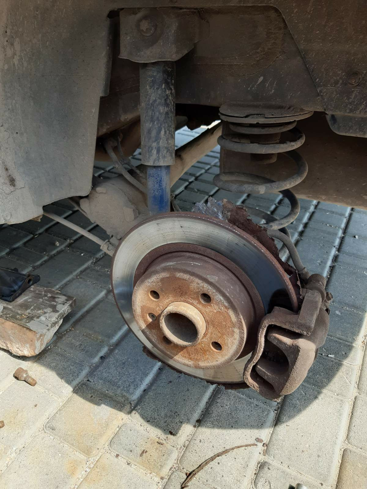 Заклинило задний. Заклинило задний. Что держит заднее колесо в машине. Шевроле ланос заднее колесо заклинило. Заклинило заднее левое колесо ваз 2110.