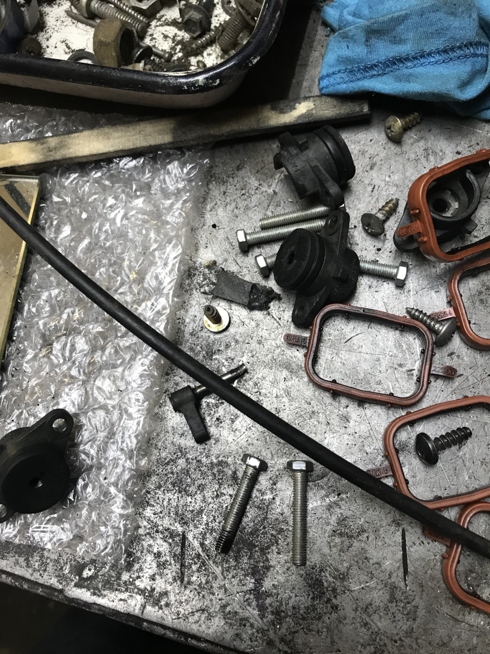 Как почистить впускной коллектор, сломать болт, и потерять несколько ...