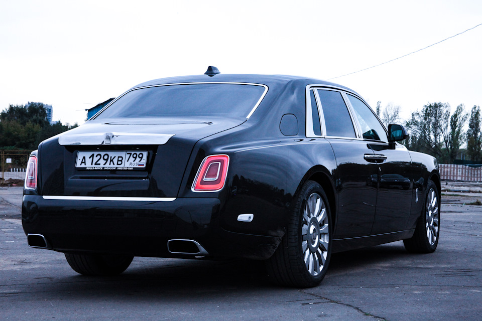 Автомобиль открытые двери rolls royce