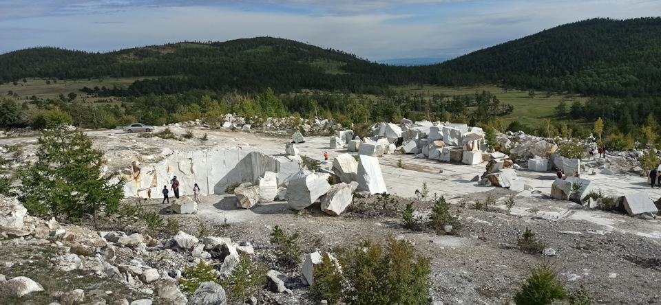 Далее возвращаемся на въезд в посёлок Бугульдейка и приезжаем на тот самый Мраморный Карьер. Место очень интересное — особенно после изучения информации о нём, всё это месторождение сделано природой! И таких крупных месторождений всего 2 в мире! — Mazda 323 IV