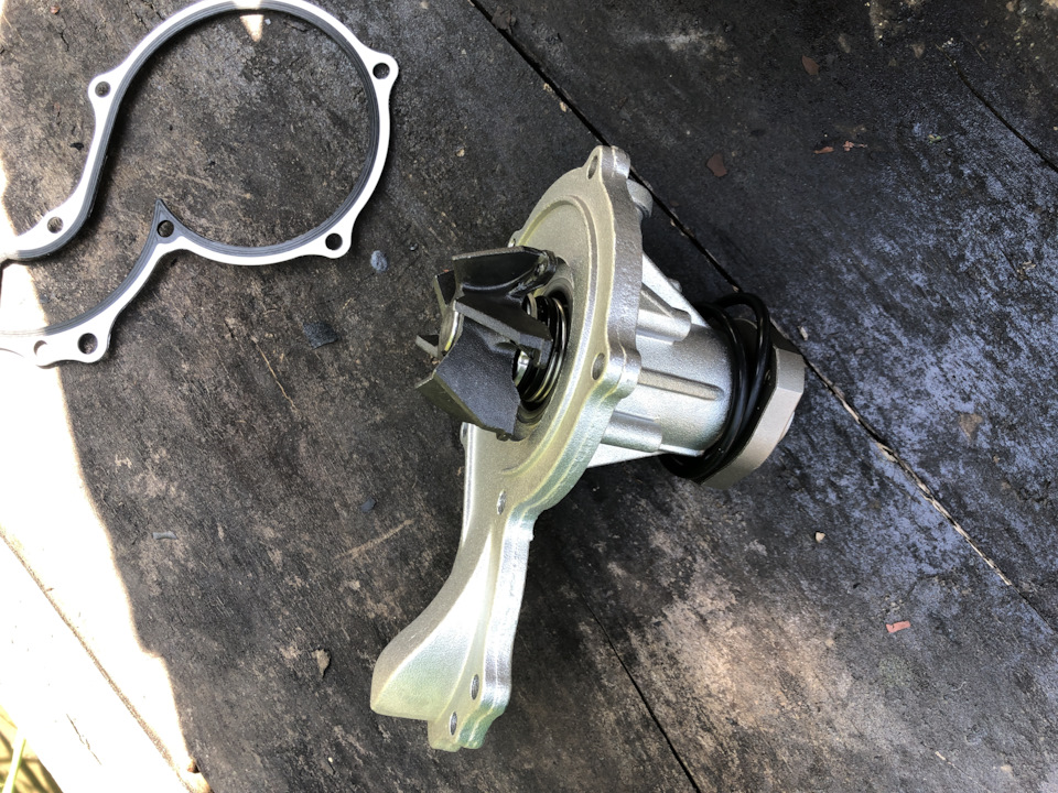 Помпа ОЖ (водяной насос) INA 538033910 — Volkswagen Golf GTI Mk3. Запчасти на фото: 538033910