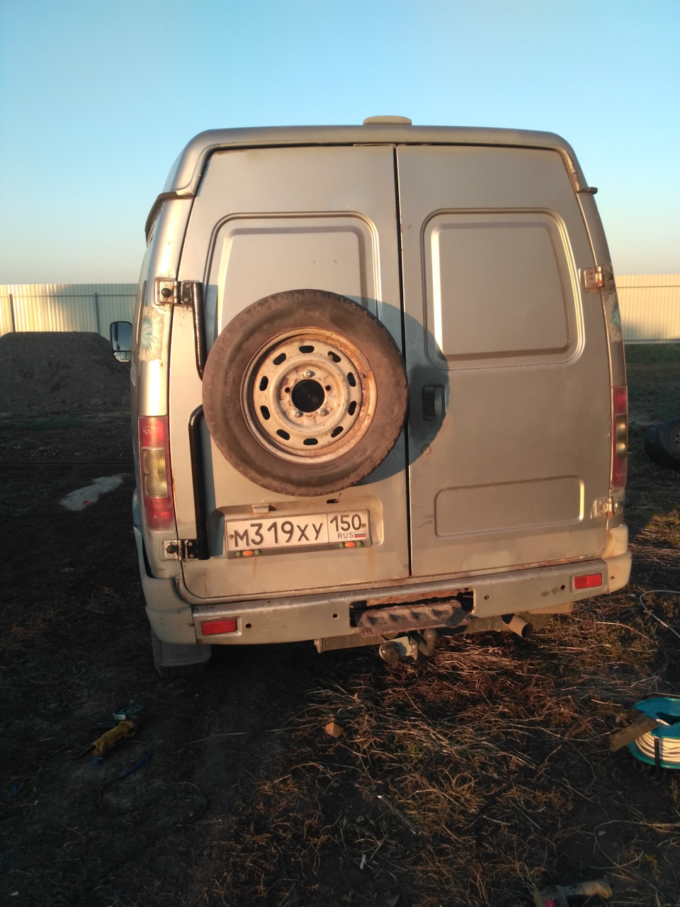 Кронштейн запаски на заднюю дверь. — ГАЗ Соболь, 2,3 л, 2005 года ...