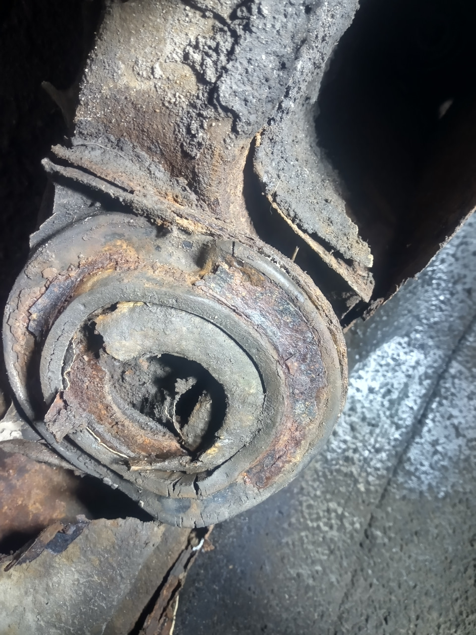 Восстановление лонжеронов и опор задних пружин. — Москвич Святогор, 2 л ...