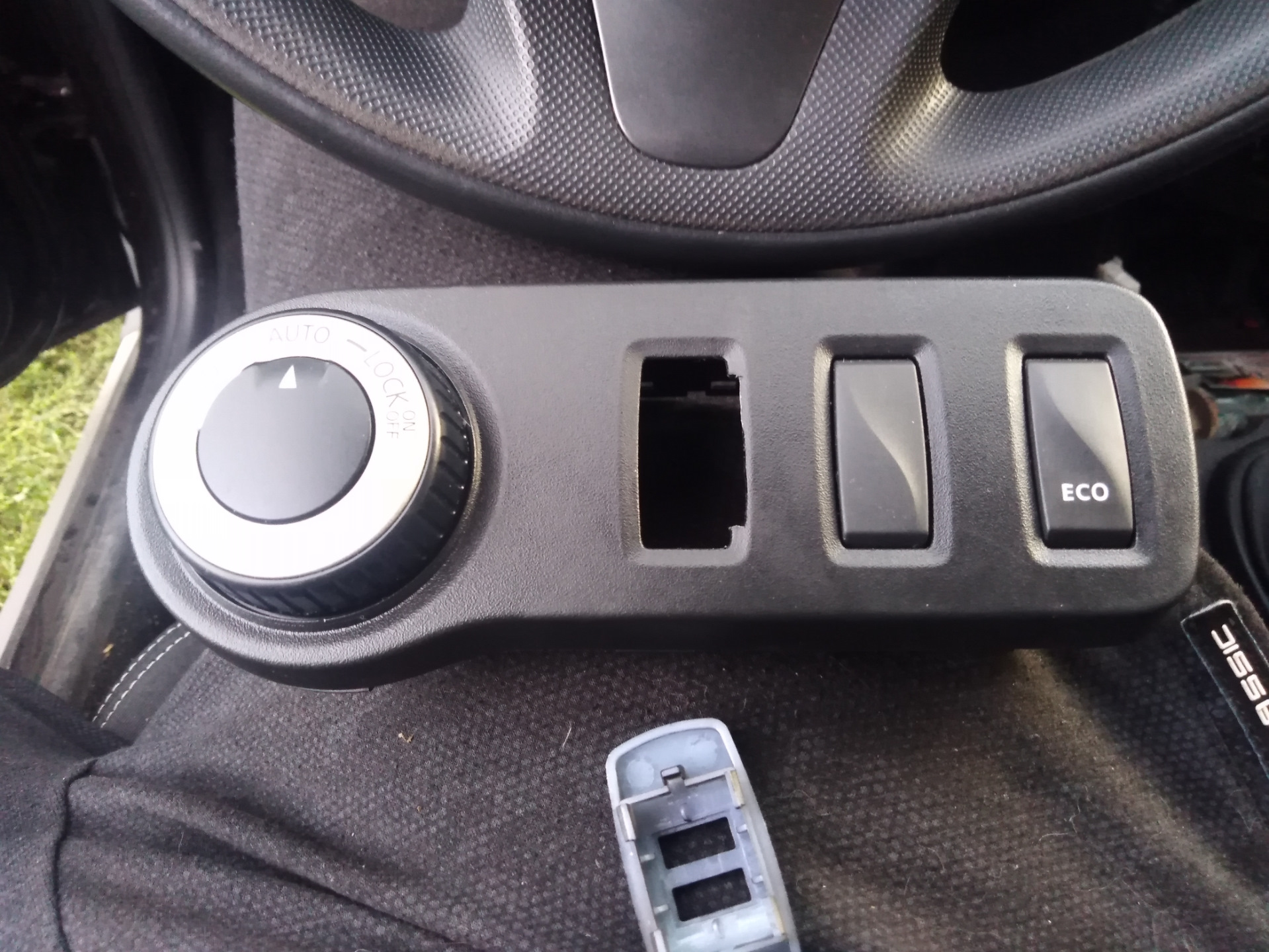 Кнопки дастер купить. USB заглушка Renault Duster. USB розетка в Рено Дастер 1. USB разъем Renault Duster 2021. Доп USB Renault Duster.