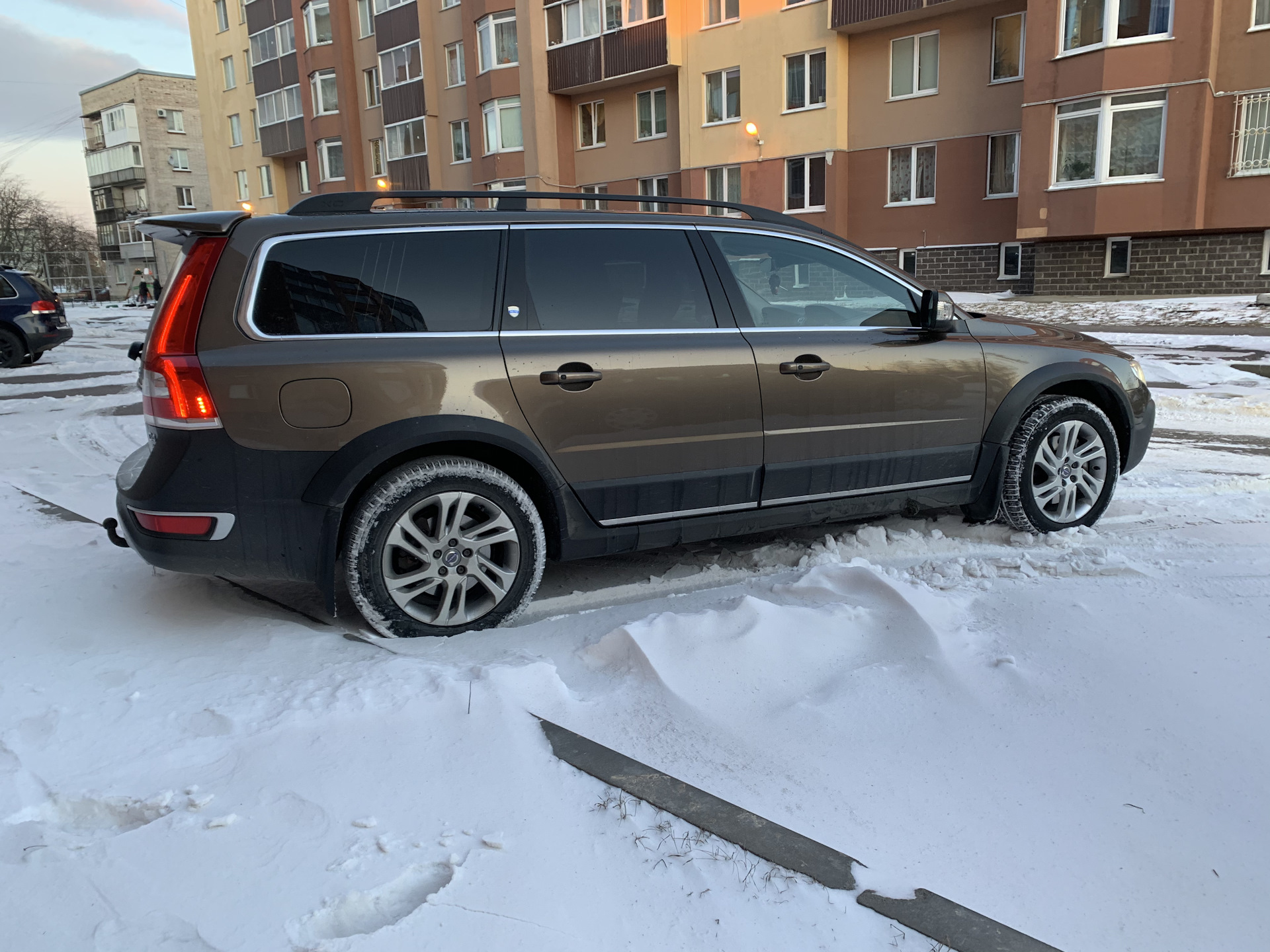 Обычно 6. Спойлер Volvo xc70. Spoiler by Volvo xc70. Спойлер Вольво хс70 2.5t. Volvo xc70 2011 спойлер.