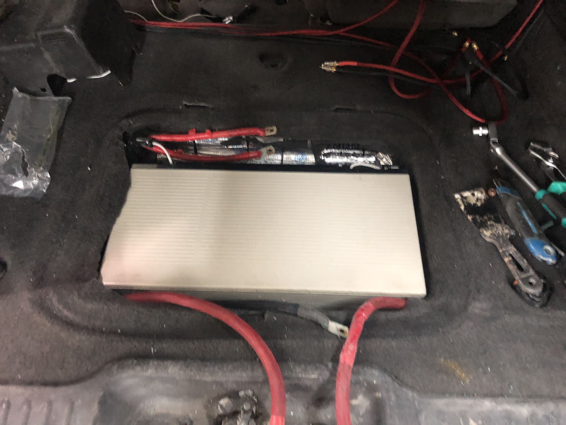 ребенок в желтом где усилитель