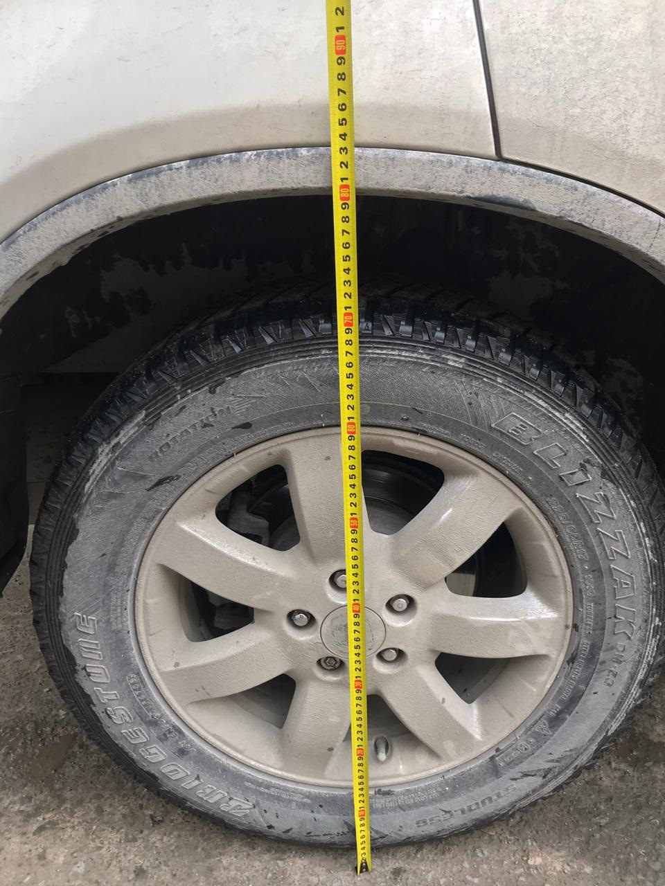 20. Tył: zamontuj amortyzator z podkładką do nadwozia, złap nakrętkami od góry — bez finalnego dociągania. — Honda CR‑V III (RE)