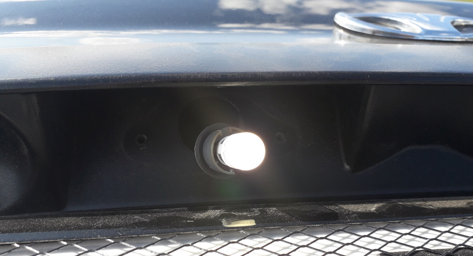 Замена лампочек освещения номерного знака — Daewoo Lanos, 1,5 л, 2007 ...