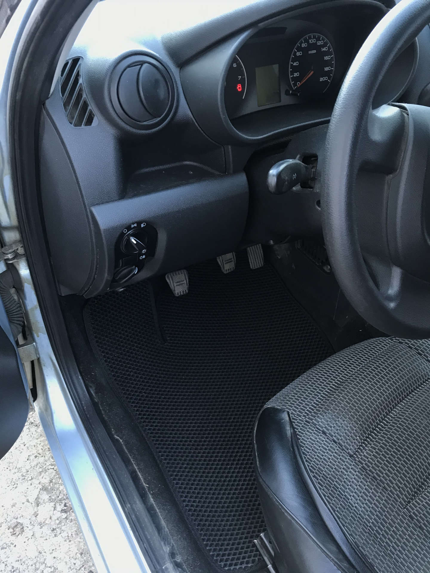 ФСО + туманки, дхо, подлокотник, новые коврики — Lada Гранта, 1,6 л ...
