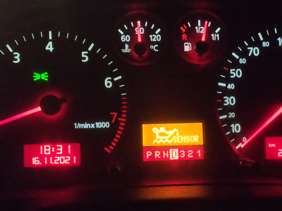 Замена датчика уровня масла — Audi A4 (B5), 1,8 л, 2000 года | своими ...