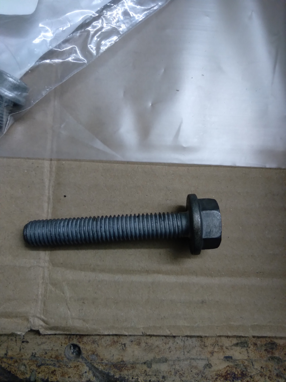 Болт натяжителя, оставил старый, по программе под замену — Volkswagen Polo Sedan