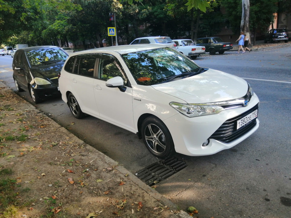 Toyota Corolla Fielder 2016 гибрид