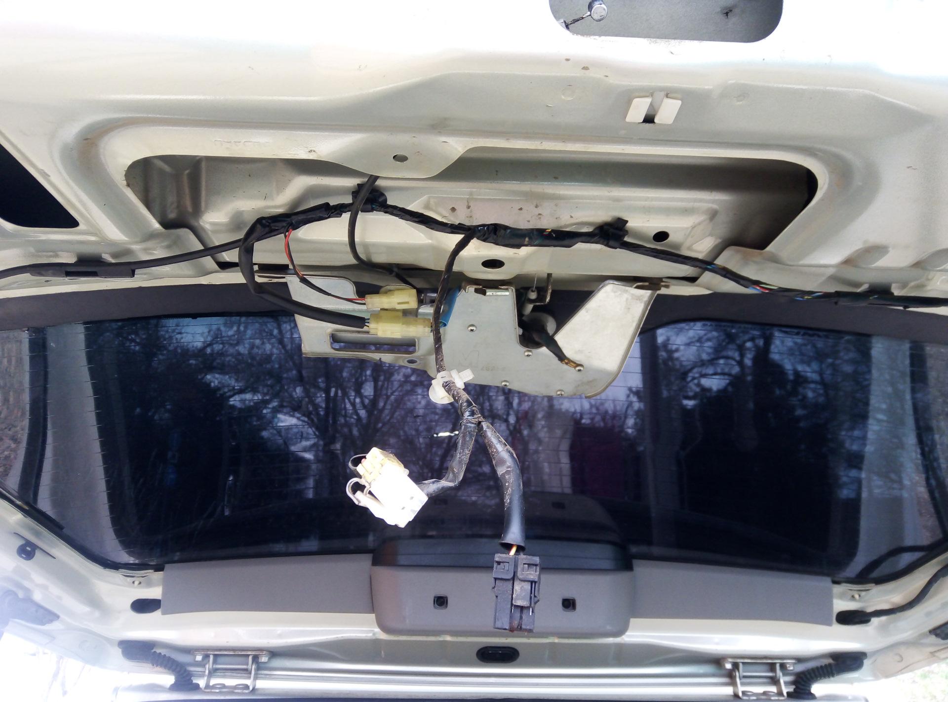 Forester sj багажник. Электропривод багажника subaru forester sh. Полка в багажник субару форестер. Открыть багажник субару форестер. Subaru forester 2010 багажник.