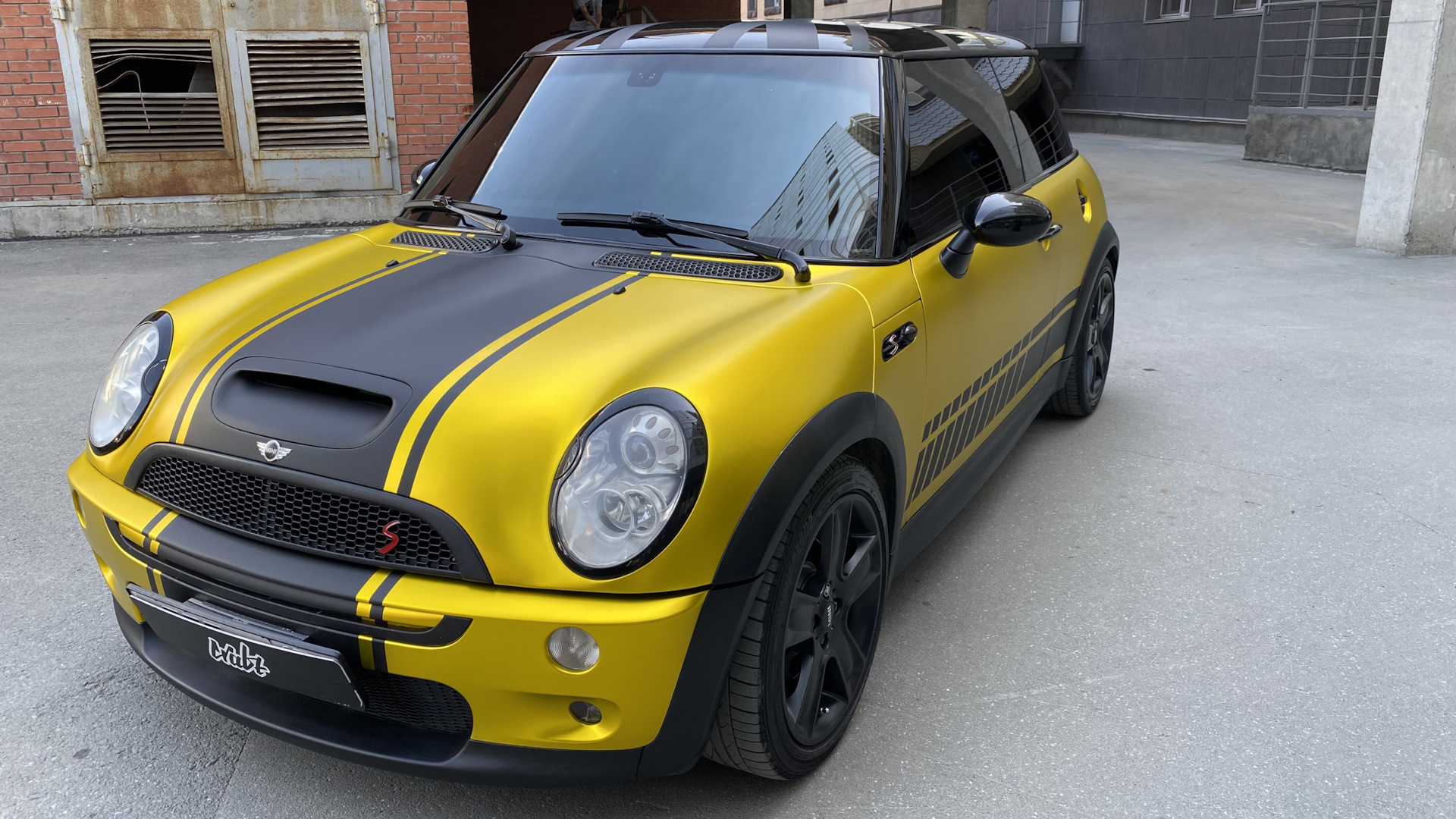 MINI Cooper S Mk I 1.6 бензиновый 2006 | 🟡⬛️Городской пижон на DRIVE2