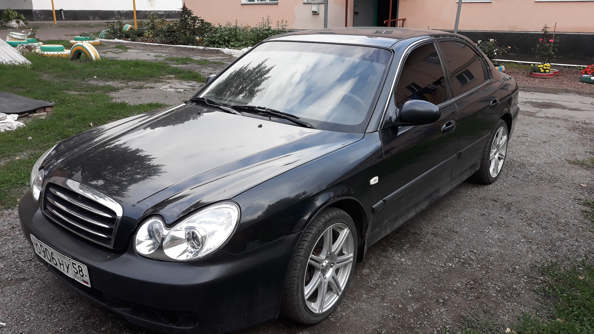 Ростов купить сонату. Hyundai Sonata IV 2005. Хендай Соната 5 черная тонированная. Hyundai Sonata 2005 диски. Хендай Соната 2005.