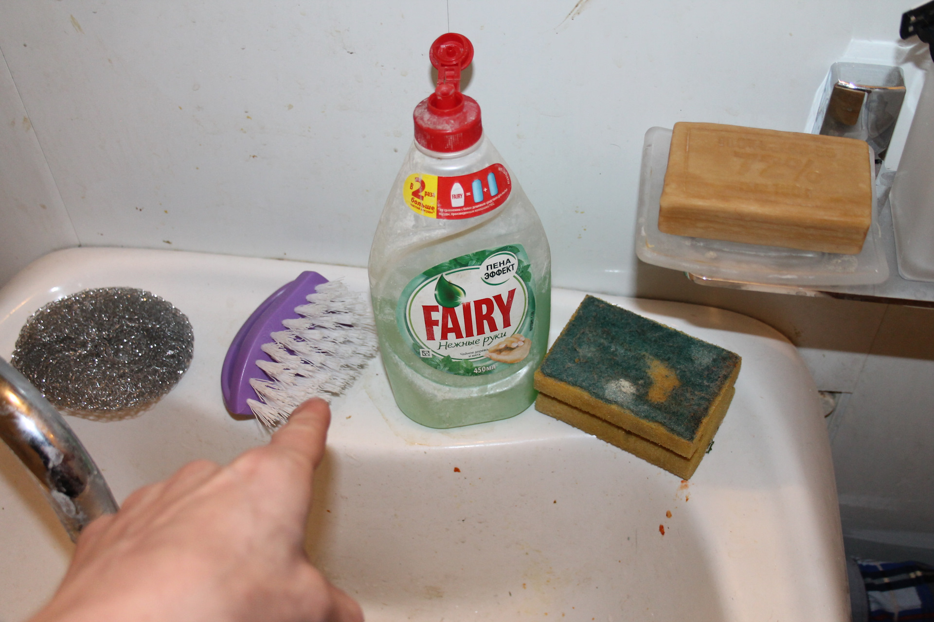 Можно мыть посуду жидким мылом. Мыло стирать. Щетка с мылом для стирки. Хозяйственное мыло для стирки. Стирка хозяйственным мылом вручную.