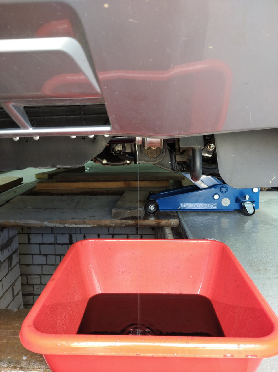 Такой антифриз слился в емкость. Вроде прозрачный, а в емкости черноватый осадок. — Mitsubishi Pajero Sport (3G)