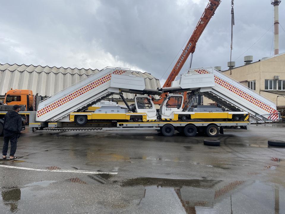 Допустим два аэродромных трапа — MAN TGX 18 500