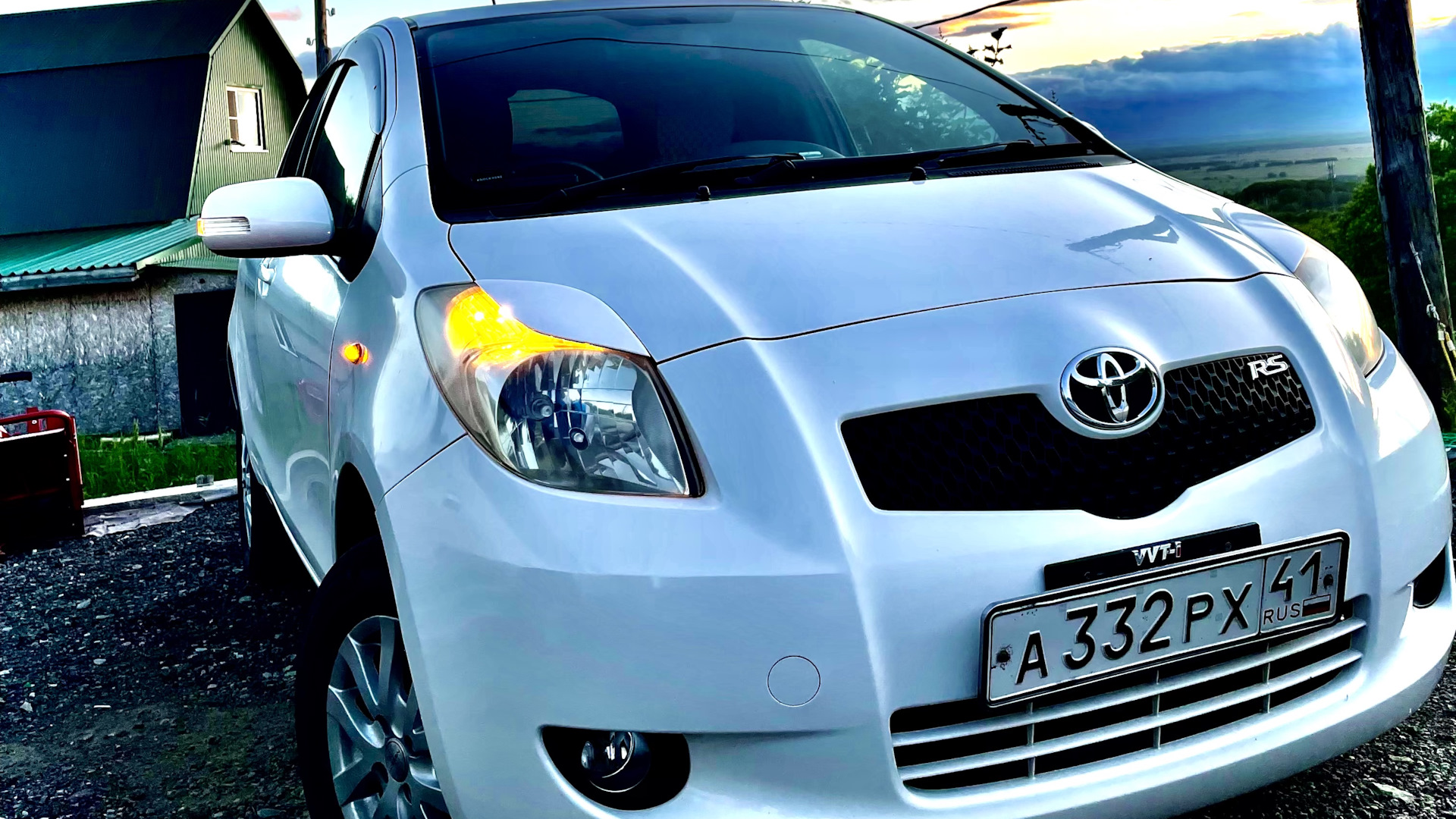 Toyota vitz 2005 года. Тойота Vitz 90 кузов такси.