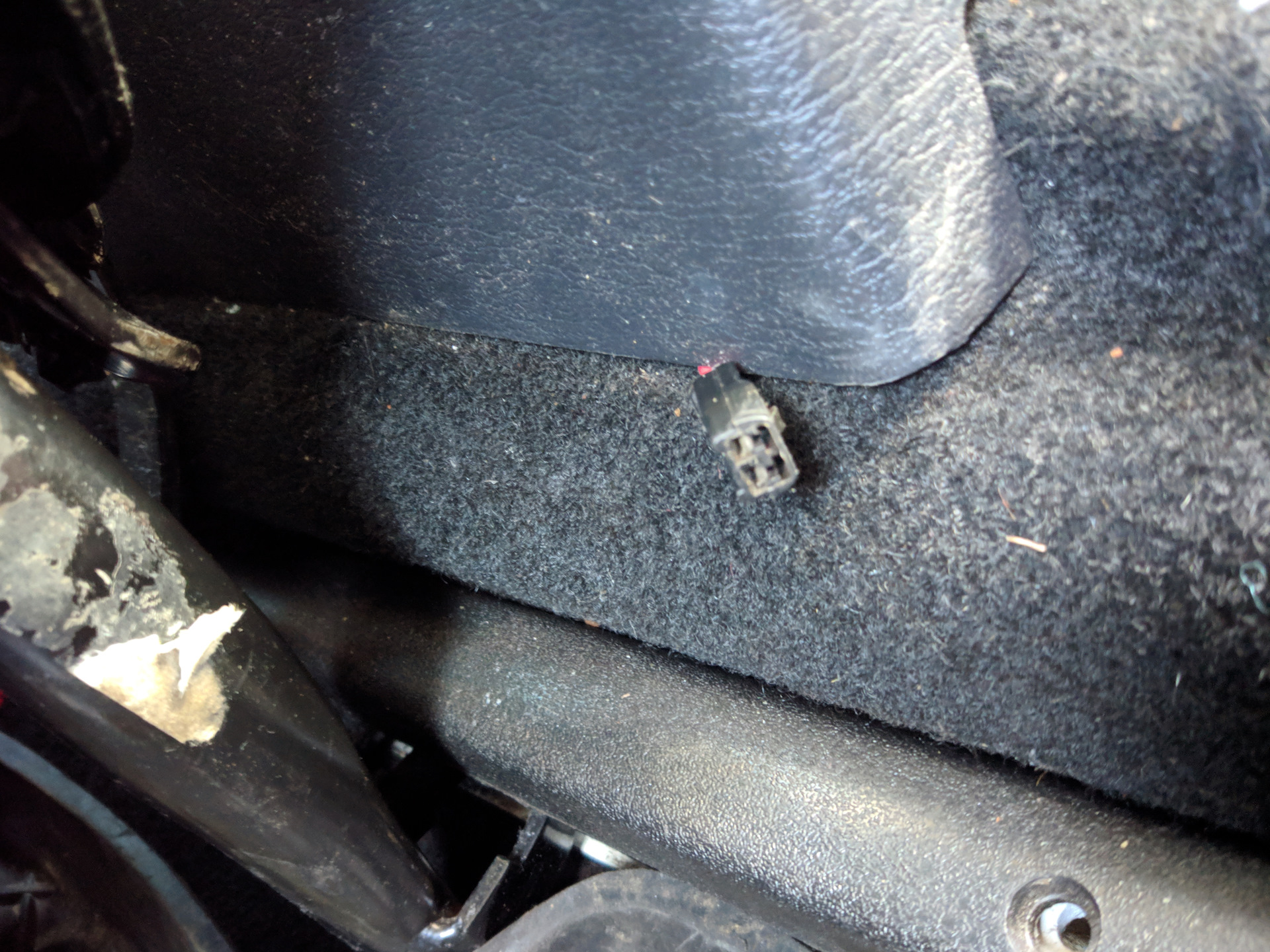 Странный разъем возле ручника — Chery Amulet, 1,6 л, 2007 года | другое ...