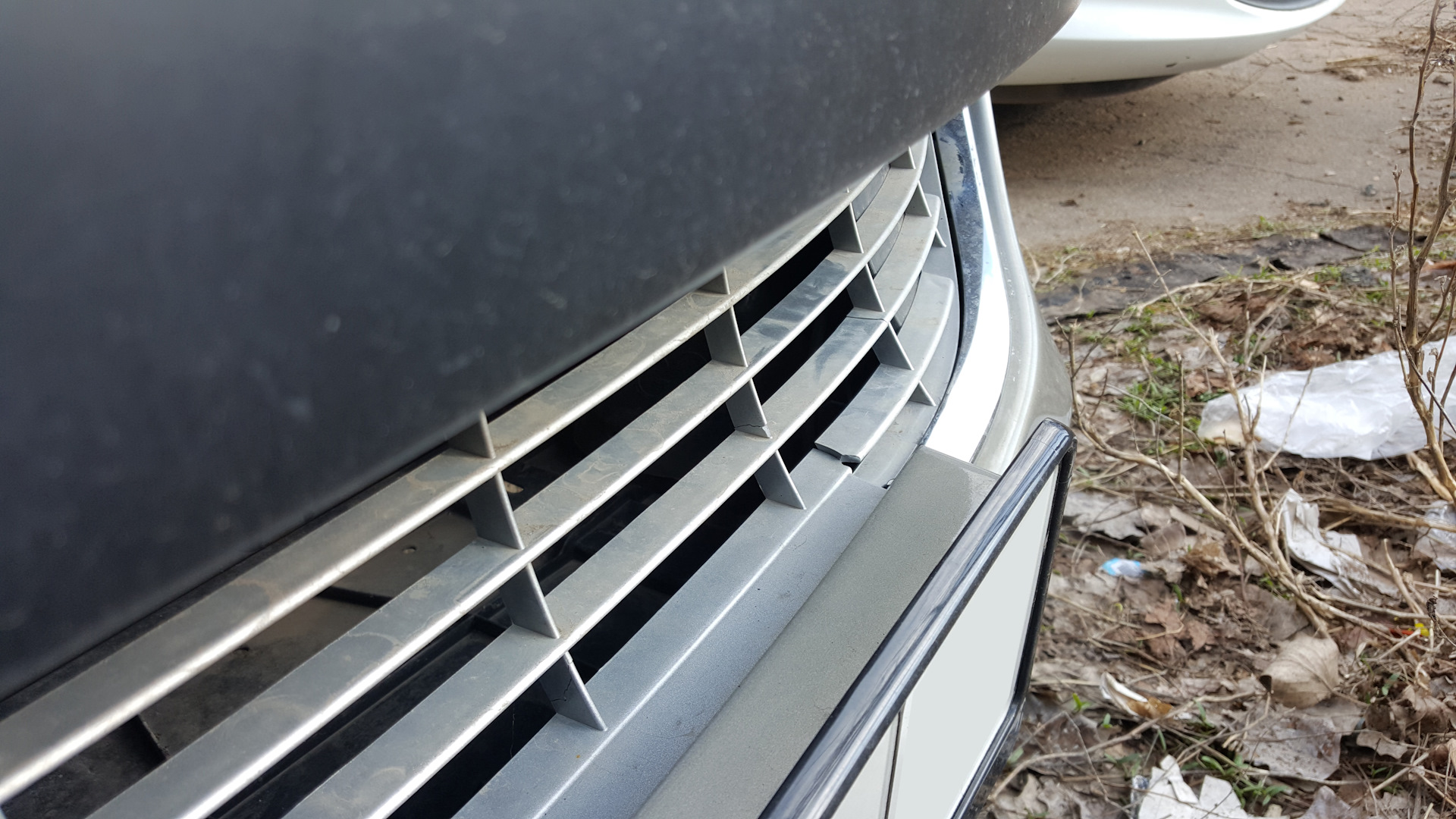 сломанная решетка на окне. решетка в бампер rav415-19 артикул st tyy4 - 093-а0. зимние заглушки на радиатор пежо 3008. кованые решетки на окна. сломана решетка.