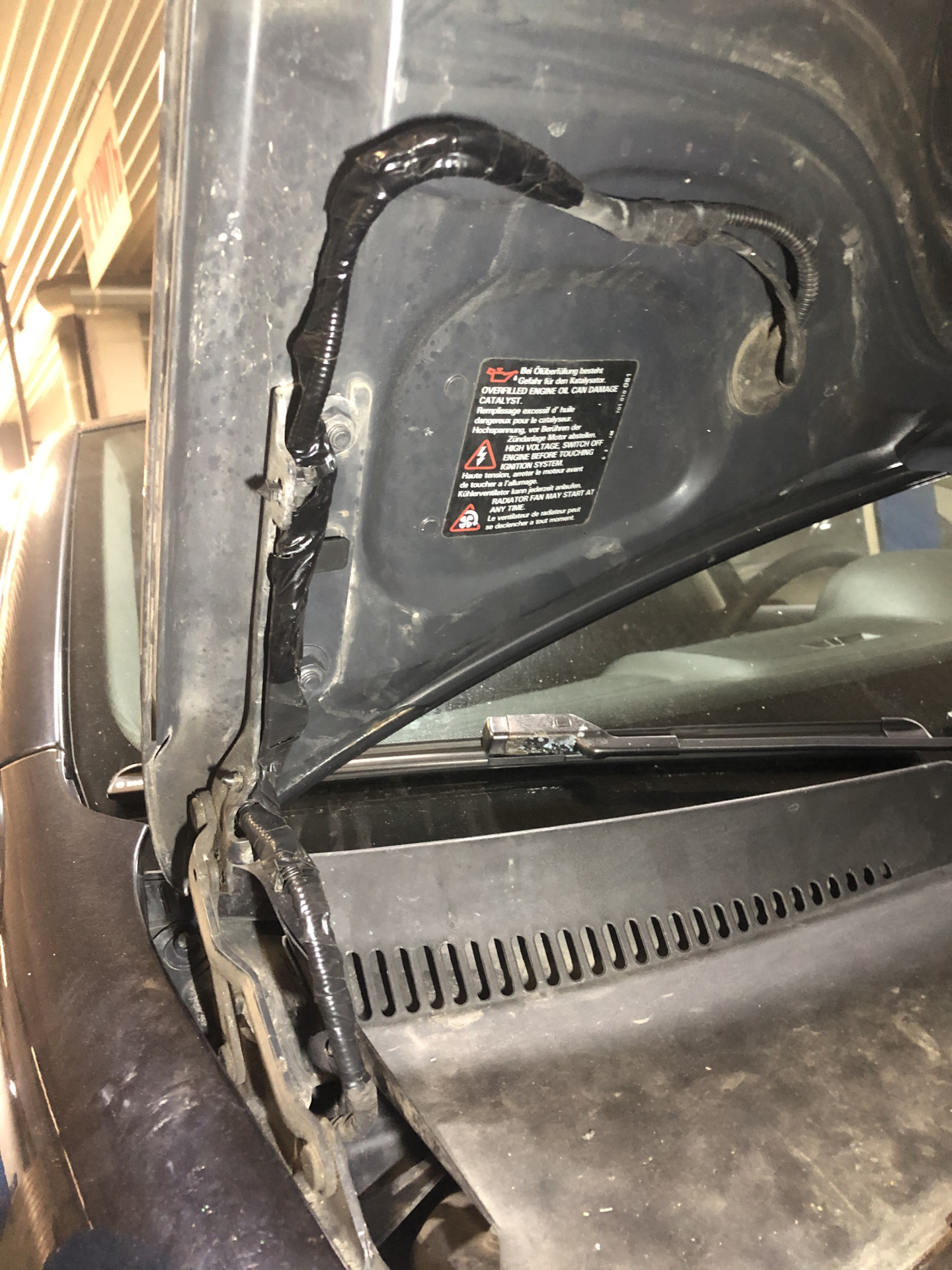 15. Короткое замыкание в жгуте проводов капота — Volkswagen Jetta V, 1 ...