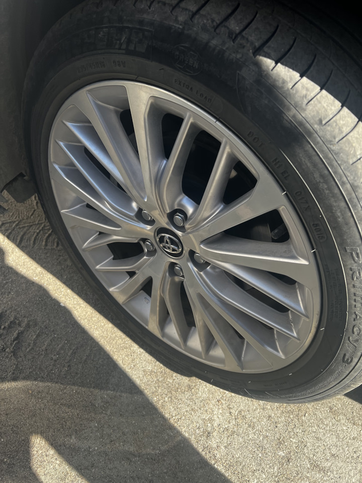Шины летние Michelin 235/45 R18, литые диски Toyota 18 на Toyota Camry ...