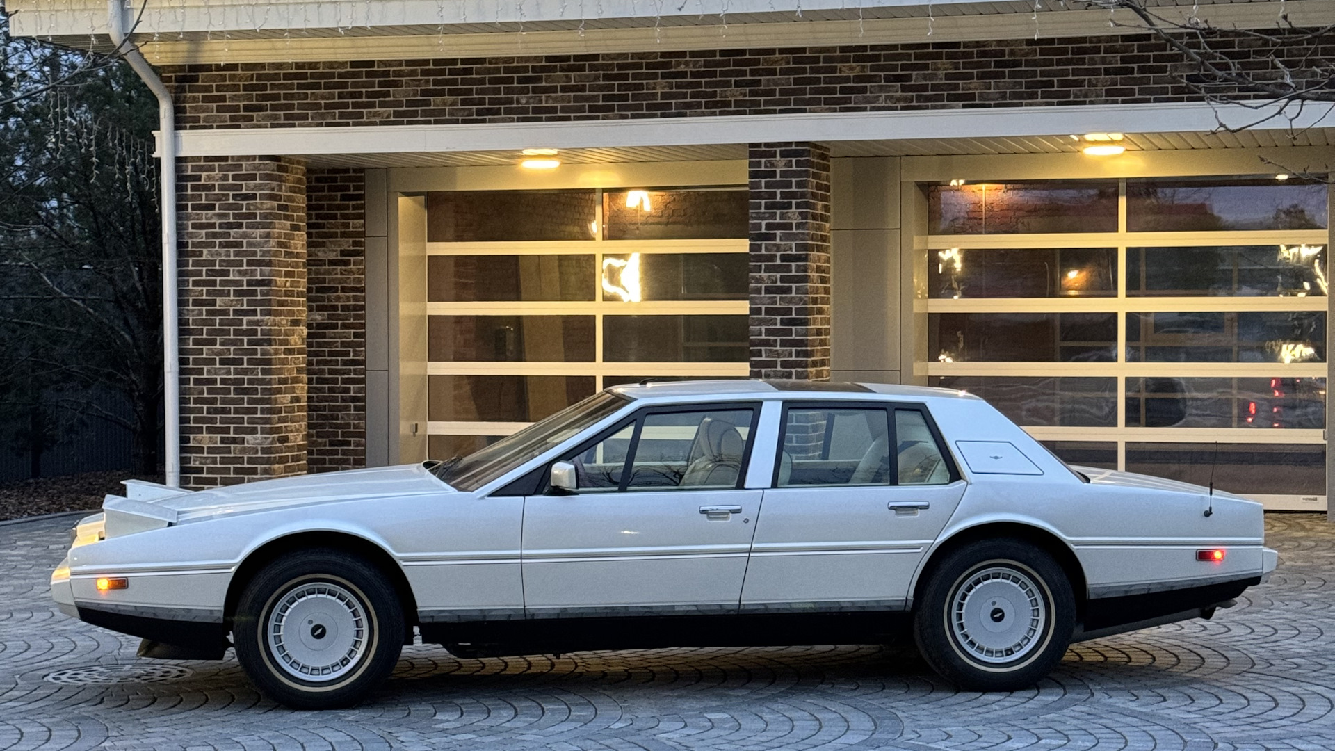 Aston Martin Lagonda 5.3 бензиновый 1985 | Пробег 4390 миль. на DRIVE2