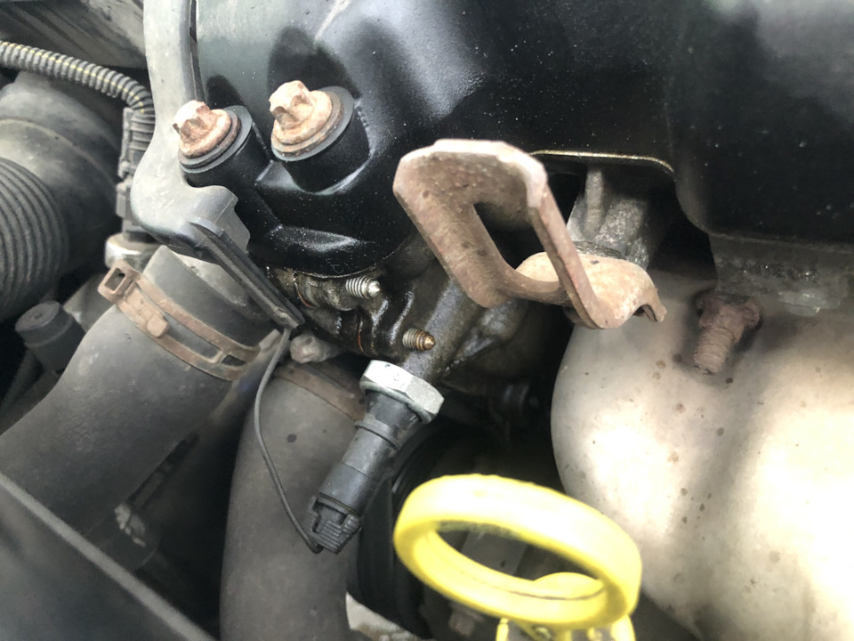 Течь масла, прокладка клапанной крышки — Opel Corsa D, 1,4 л, 2010 года ...