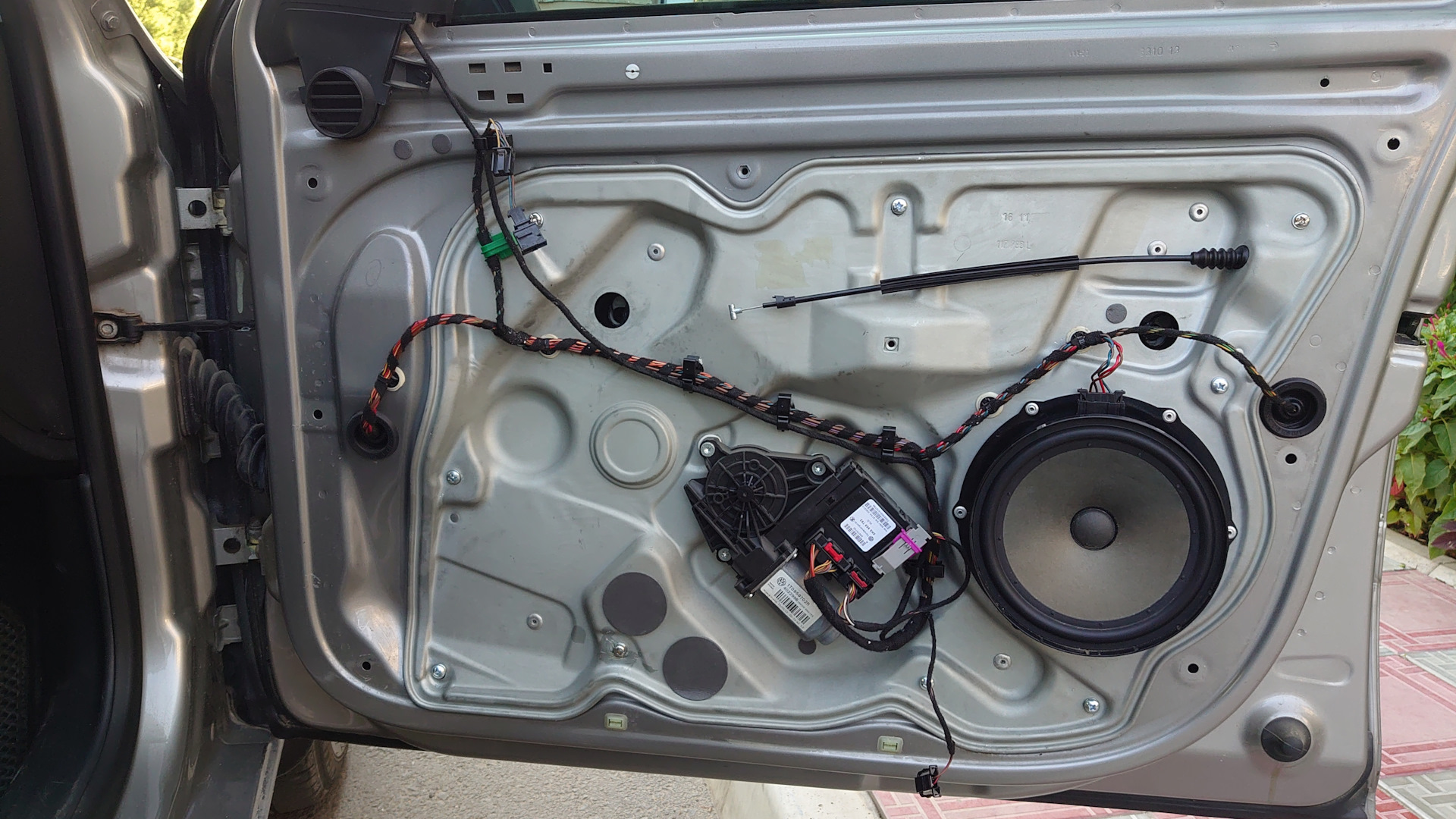 Устранение скрипа стеклоподъемников и замена заклепок щита дверей на ...