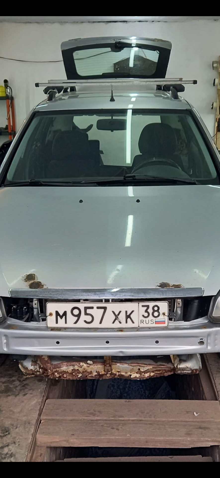 Такой вид был спереди, когда то туда залетела собака — Lada Приора универсал