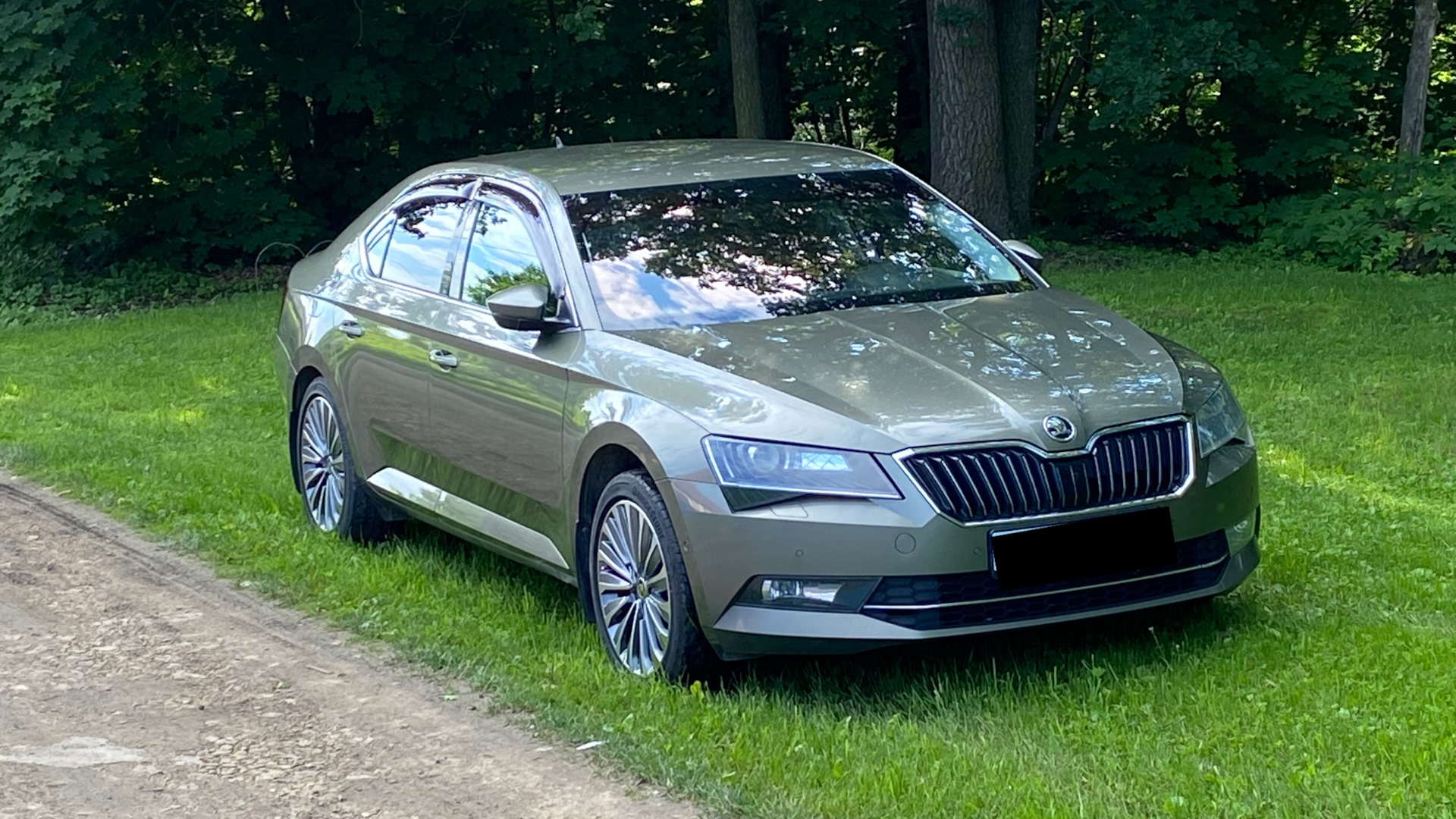 Skoda Superb зеленая