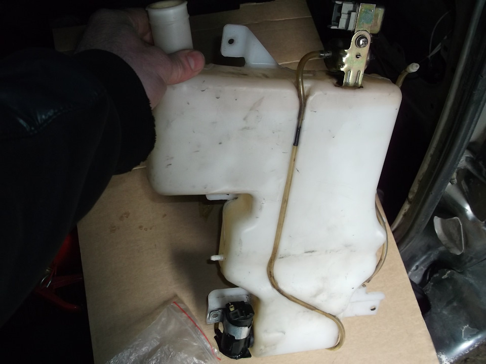 микротрещина в бачке омывателя — Toyota Master Ace Surf, 2 л, 1990 года ...