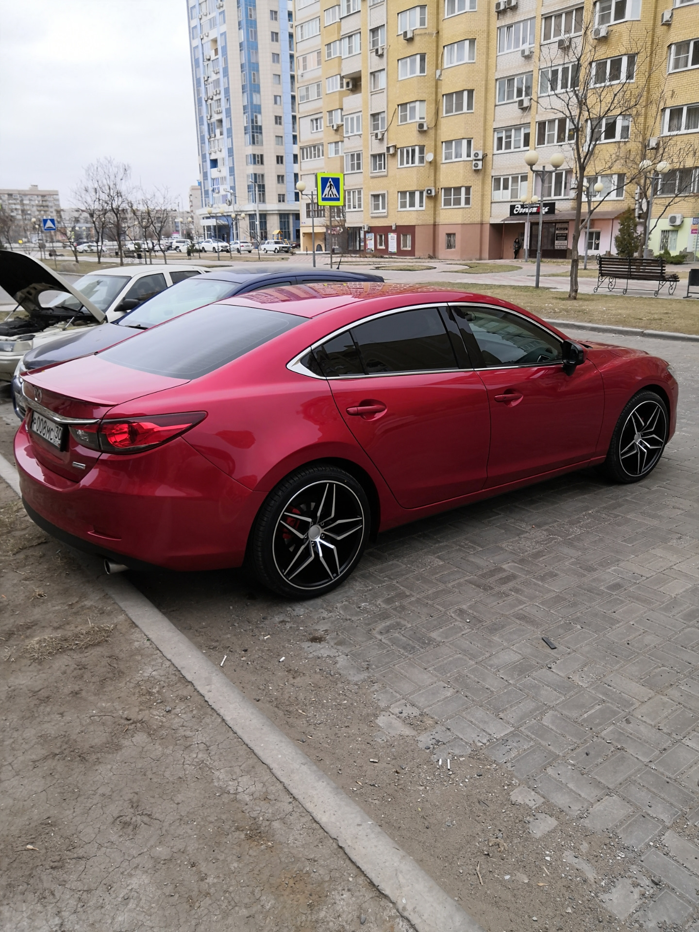 Mazda 6 красная с черным