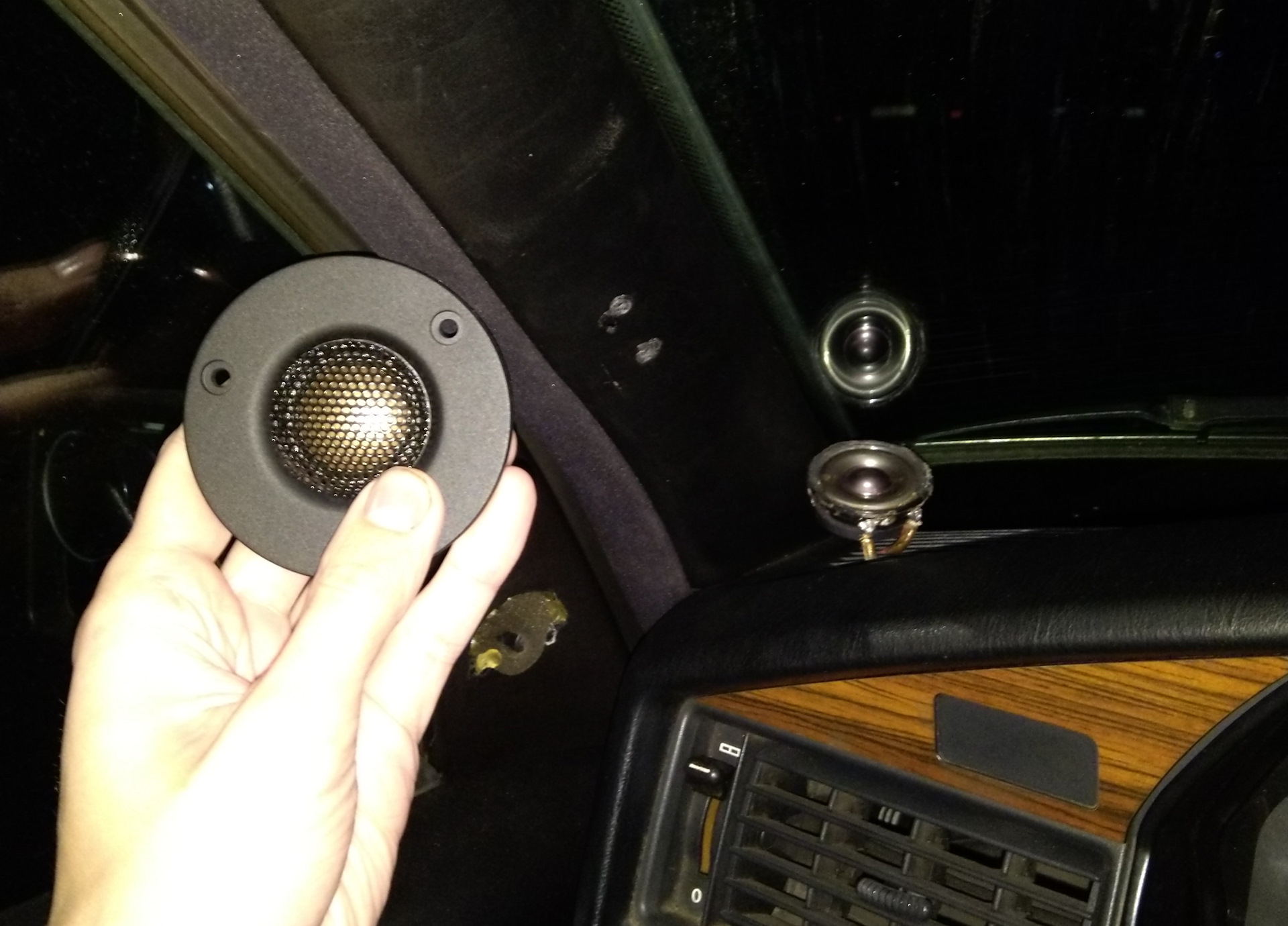 Пищалки в салоне. Зачем нужны пищалки. Твитеры автомобильные диаметр 30мм. Пищалки на 2112. Пищалки bmw e81.