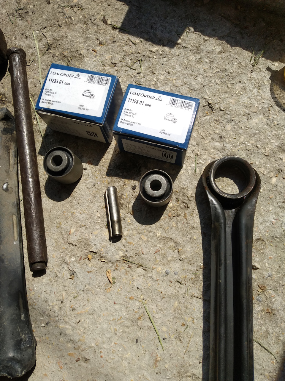 Фото в бортжурнале Mercedes-Benz E-Class (W124). Запчасти на фото: 1123301, 1112301