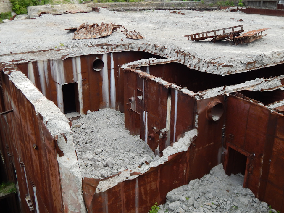 Как видно перегородки состояли из металлических конструкций между которыми пространство заливалось бетоном. — Nissan X-Trail II (t31)