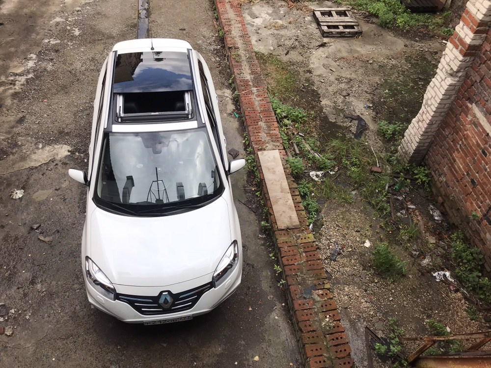 Крыша рено колеос. Панорамная крыша рено лагуна 3. Рено логан с панорамной крышей. Рено флюенс с панорамной крышей. Рено колеос панорамная крыша.