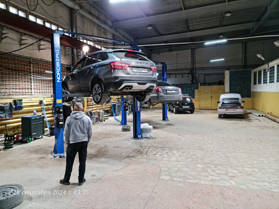 На подъёмнике — Lada Vesta SW Cross (1G)