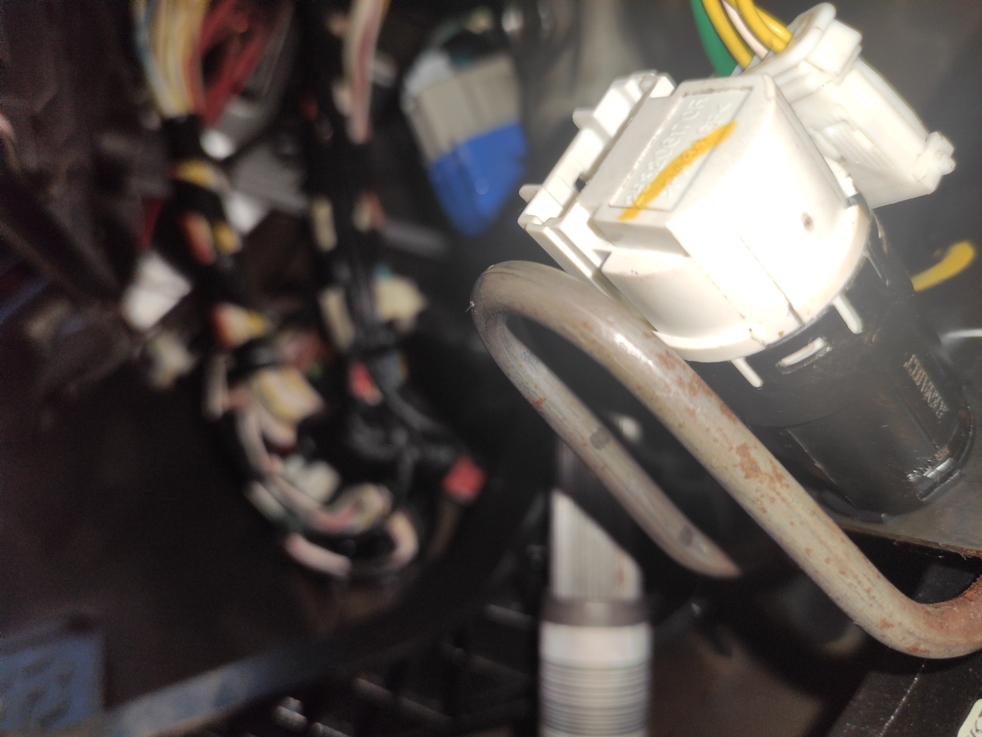 Замена концевика педали тормоза — Renault Duster (1G), 1,6 л, 2014 года ...