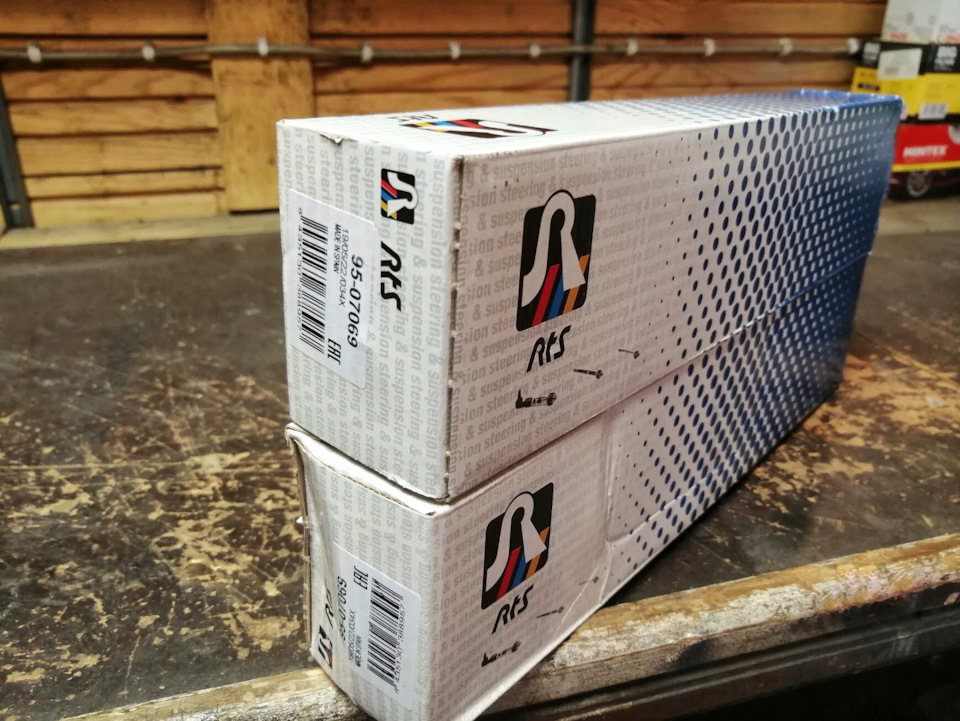 На коробочках, как обычно, все красиво. Сделано в Испании. — Ford Focus Hatchback III. Запчасти на фото: 9507069, 590068