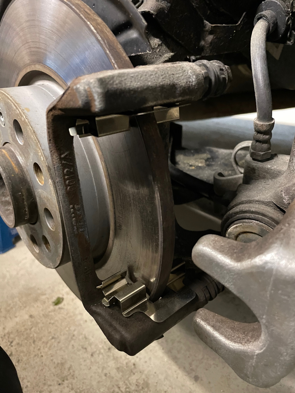 Громкий скрежет. Хруст опор при повороте руля хонда срв 2004. Чашка амортизатора лансер 10. Хонда срв 3 скрип опоры. Скрежет.